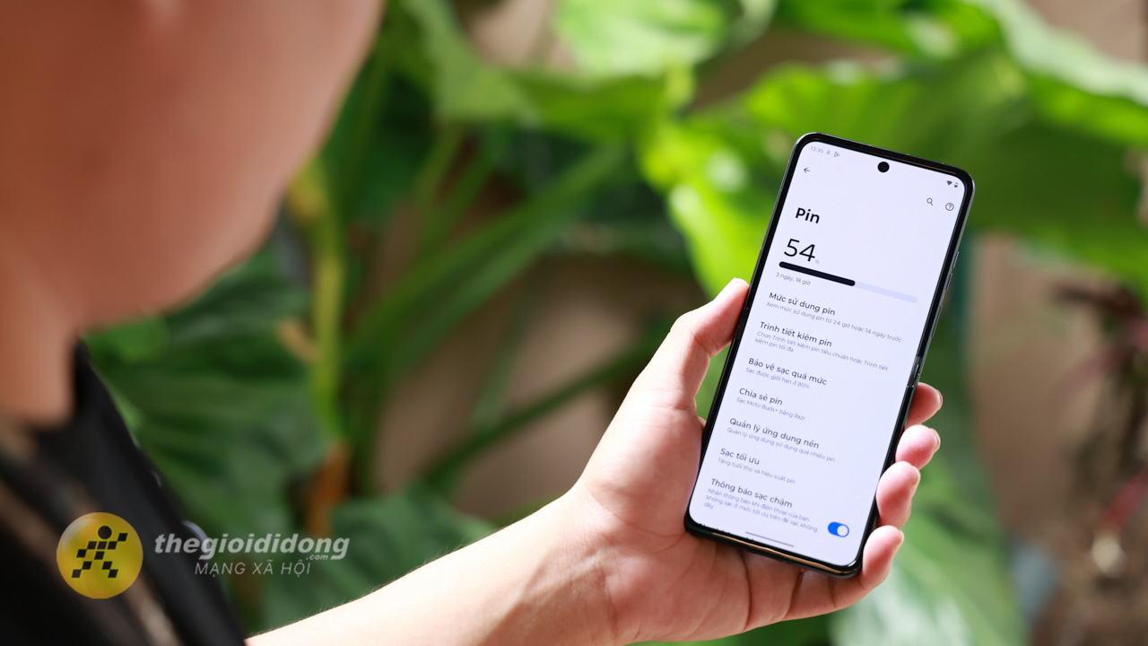 Mở hộp và trên tay motorola Razr 60: Smartphone gập cận cao cấp, Dimensity 7400X và pin 4.500 mAh