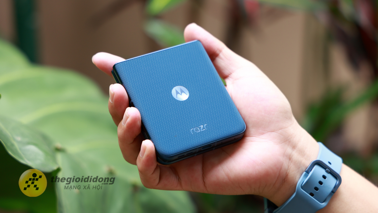 Mở hộp và trên tay motorola Razr 60: Smartphone gập cận cao cấp, Dimensity 7400X và pin 4.500 mAh