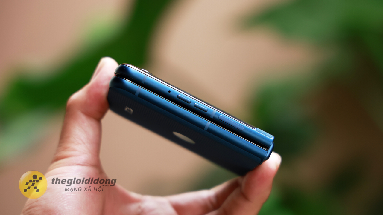 Mở hộp và trên tay motorola Razr 60: Smartphone gập cận cao cấp, Dimensity 7400X và pin 4.500 mAh