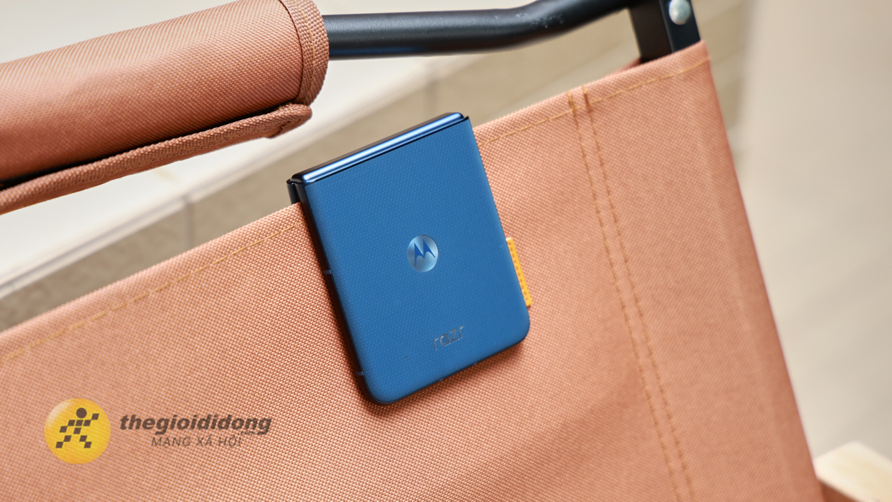 Mở hộp và trên tay motorola Razr 60: Smartphone gập cận cao cấp, Dimensity 7400X và pin 4.500 mAh