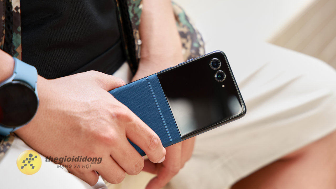 Mở hộp và trên tay motorola Razr 60: Smartphone gập cận cao cấp, Dimensity 7400X và pin 4.500 mAh