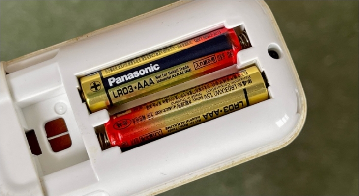 Hãy tháo pin cũ ra và lắp một đôi pin mới, chất lượng tốt và đúng chủng loại (thường là pin AAA) cho remote điều hoà