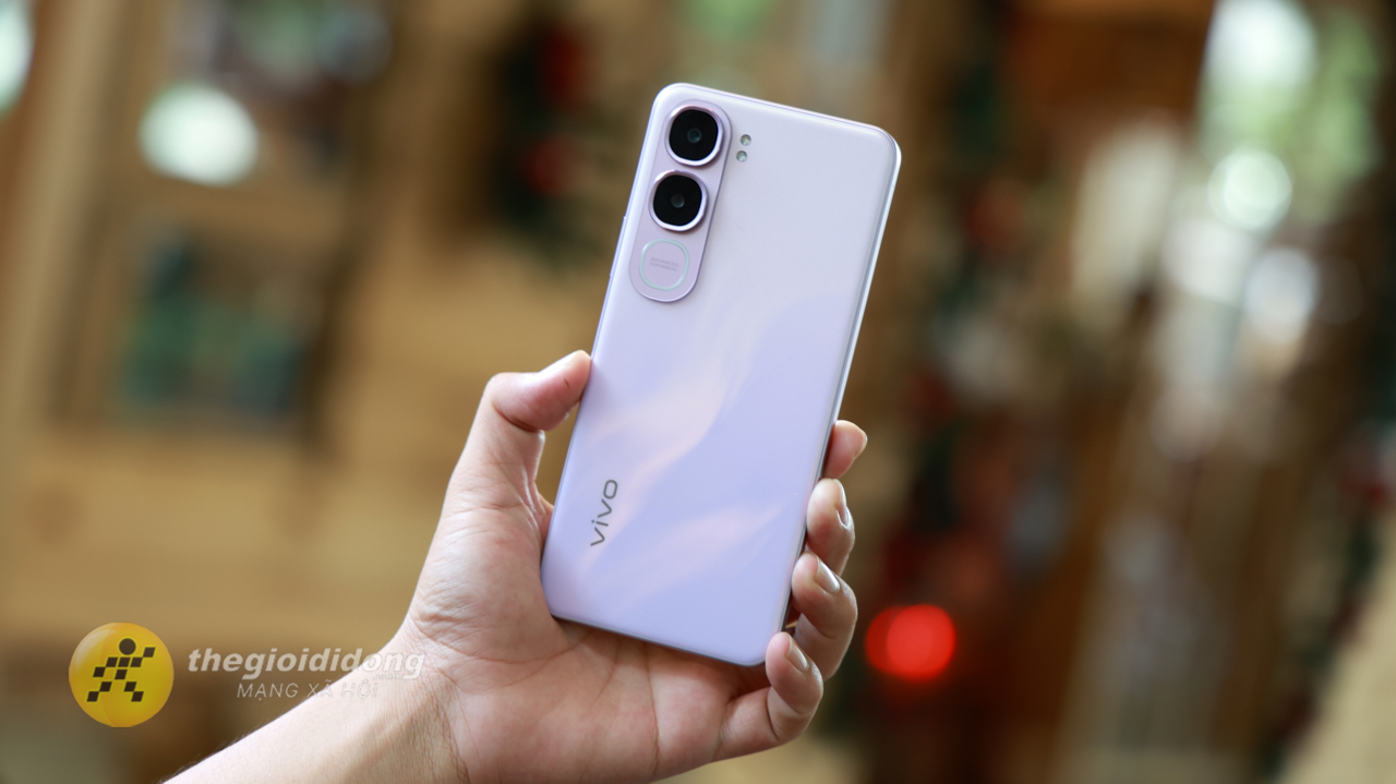 Thiết kế vivo Y21d với mặt lưng phẳng và màu tím sang trọng