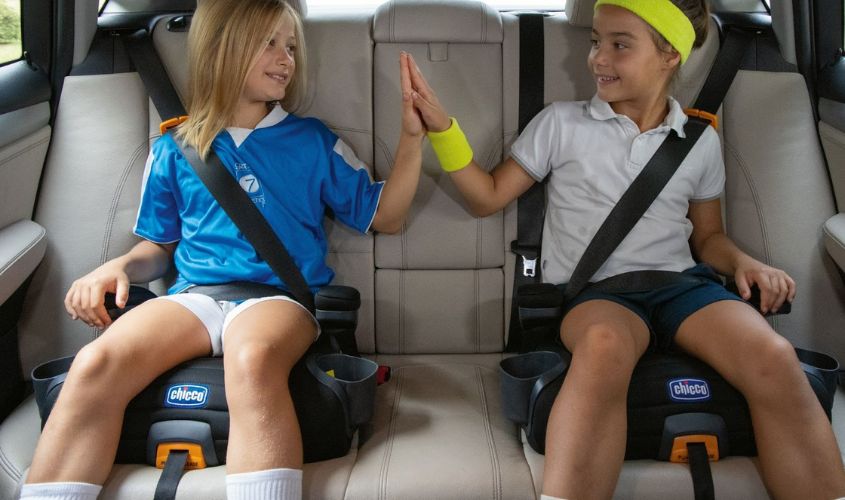 Booster seat đóng vai trò quan trọng trong việc giúp trẻ ngồi đúng tầm với dây an toàn của xe hơi