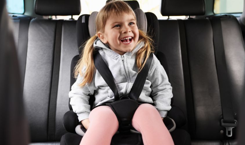 Trẻ dưới 10 tuổi và chiều cao dưới 1,35m bắt buộc phải sử dụng ghế an toàn