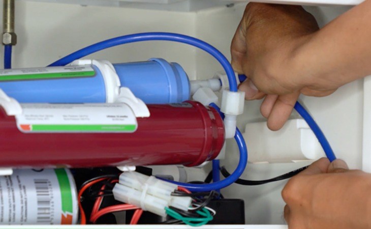 Bạn cần kiểm tra van xả thải và thay mới nếu thấy van mở liên tục rò rỉ nước