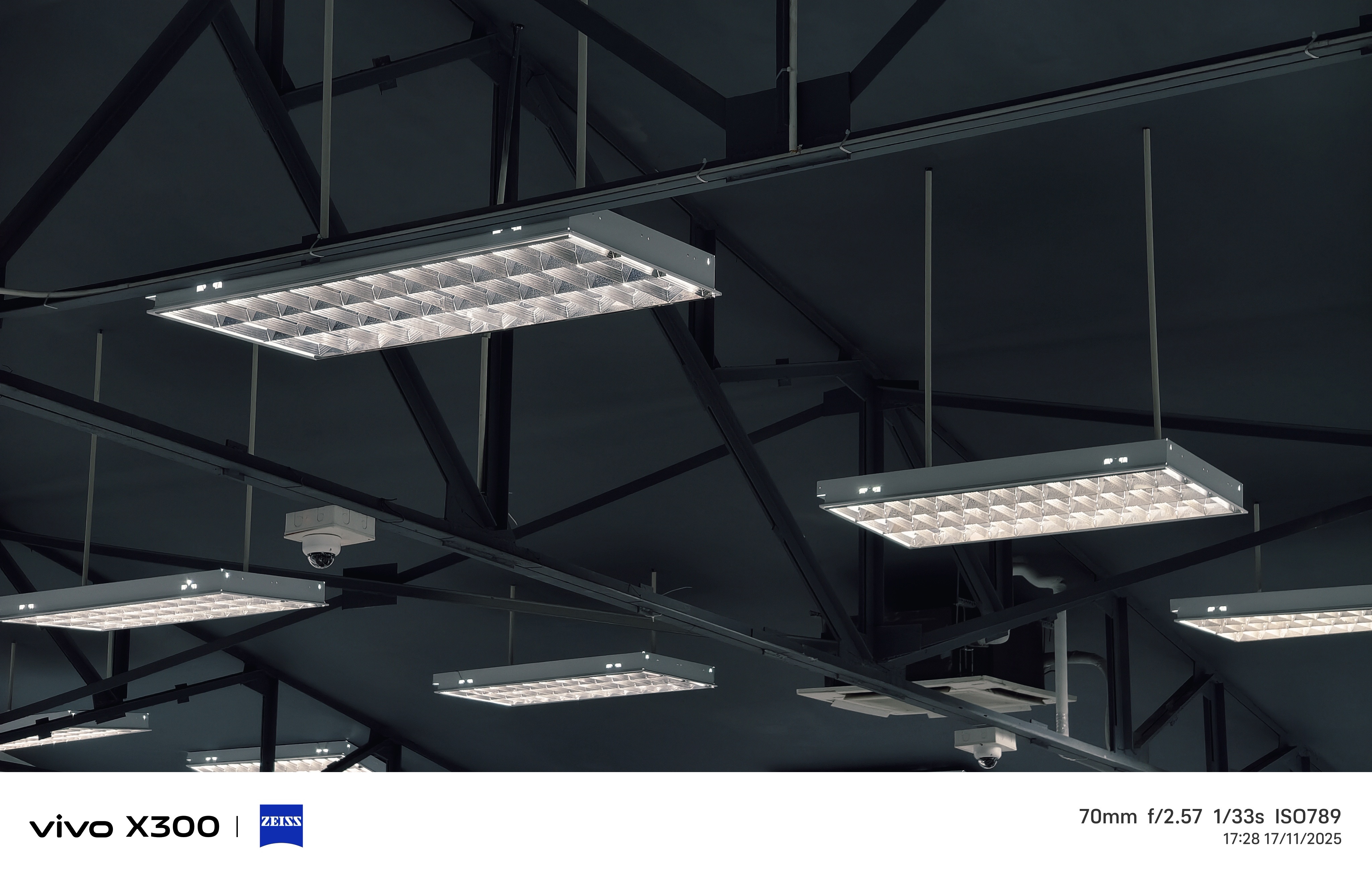 Trên tay vivo X300 5G: Flagship nhỏ gọn đỉnh cao với Dimensity 9500, camera Zeiss 200 MP Trên tay vivo X300 5G: Flagship nhỏ gọn đỉnh cao với Dimensity 9500, camera Zeiss 200 MP