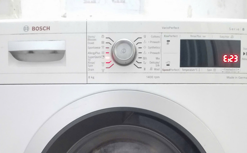 Lỗi E23 xuất hiện khi AquaStop phát hiện nước rò rỉ từ ống nối, gioăng cửa bẩn, hở hoặc bị rách