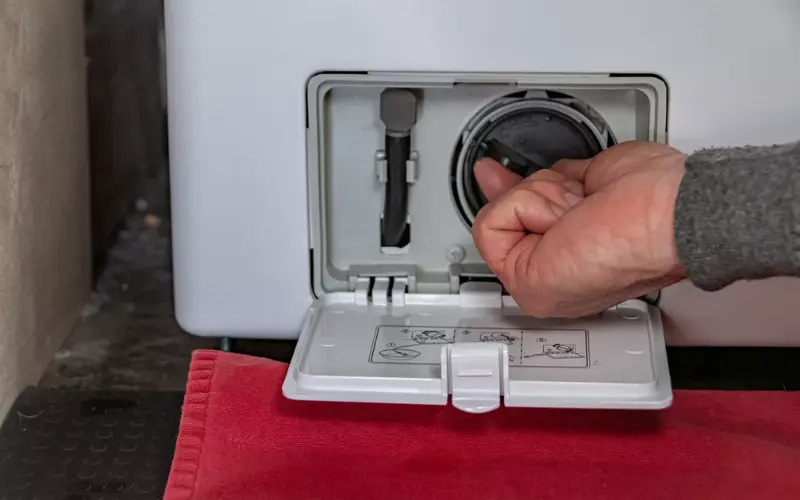 Vệ sinh bộ lọc bơm xả để khắc phục lỗi E18 trên máy giặt Bosch