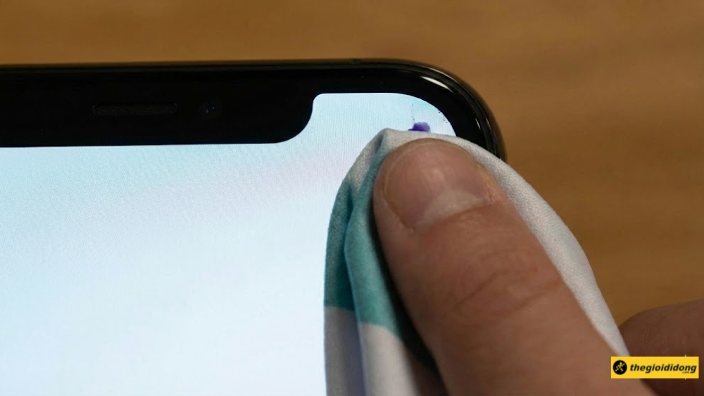 Quấn vải quanh đầu ng&oacute;n tay v&agrave; nhẹ nh&agrave;ng đẩy, miết vết mực