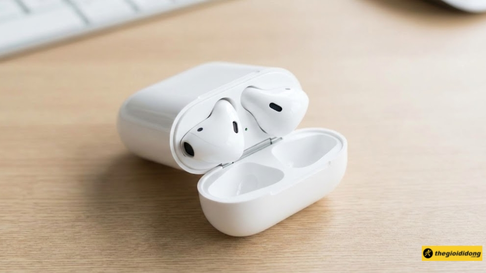 Đặt cả hai tai nghe AirPods v&agrave;o trong hộp sạc
