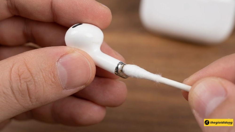 Vệ sinh cổng sạc v&agrave; tai nghe