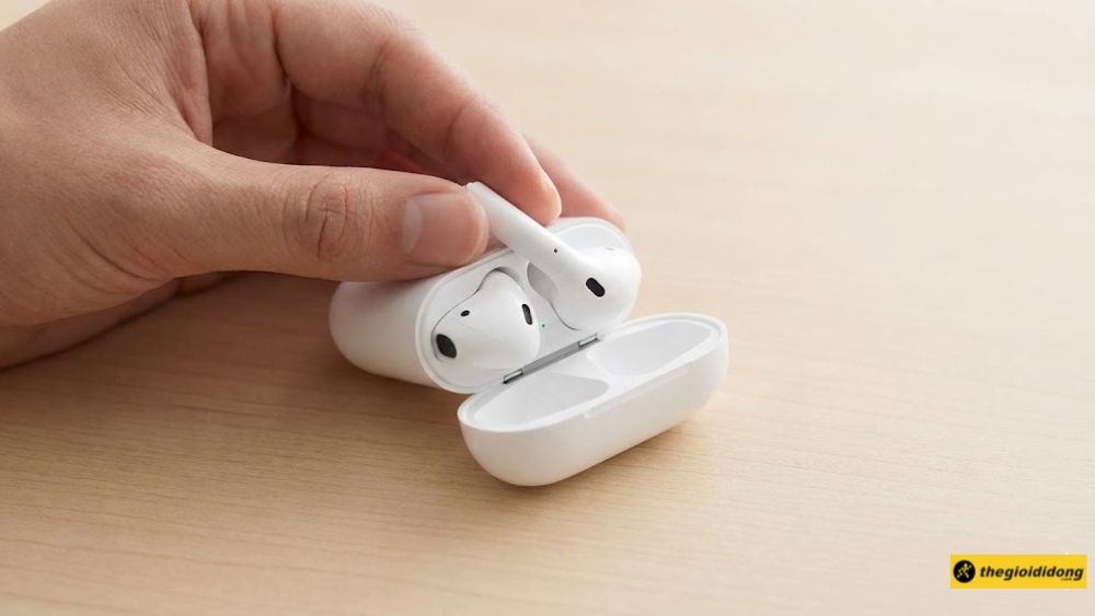 Đặt cả hai tai nghe v&agrave;o hộp