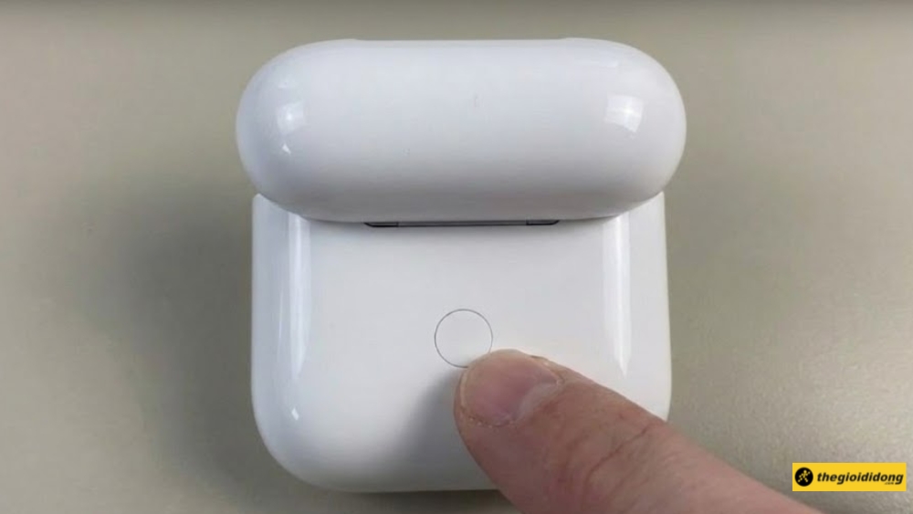 Nhấn v&agrave; giữ n&uacute;t tr&ograve;n tr&ecirc;n th&acirc;n AirPods