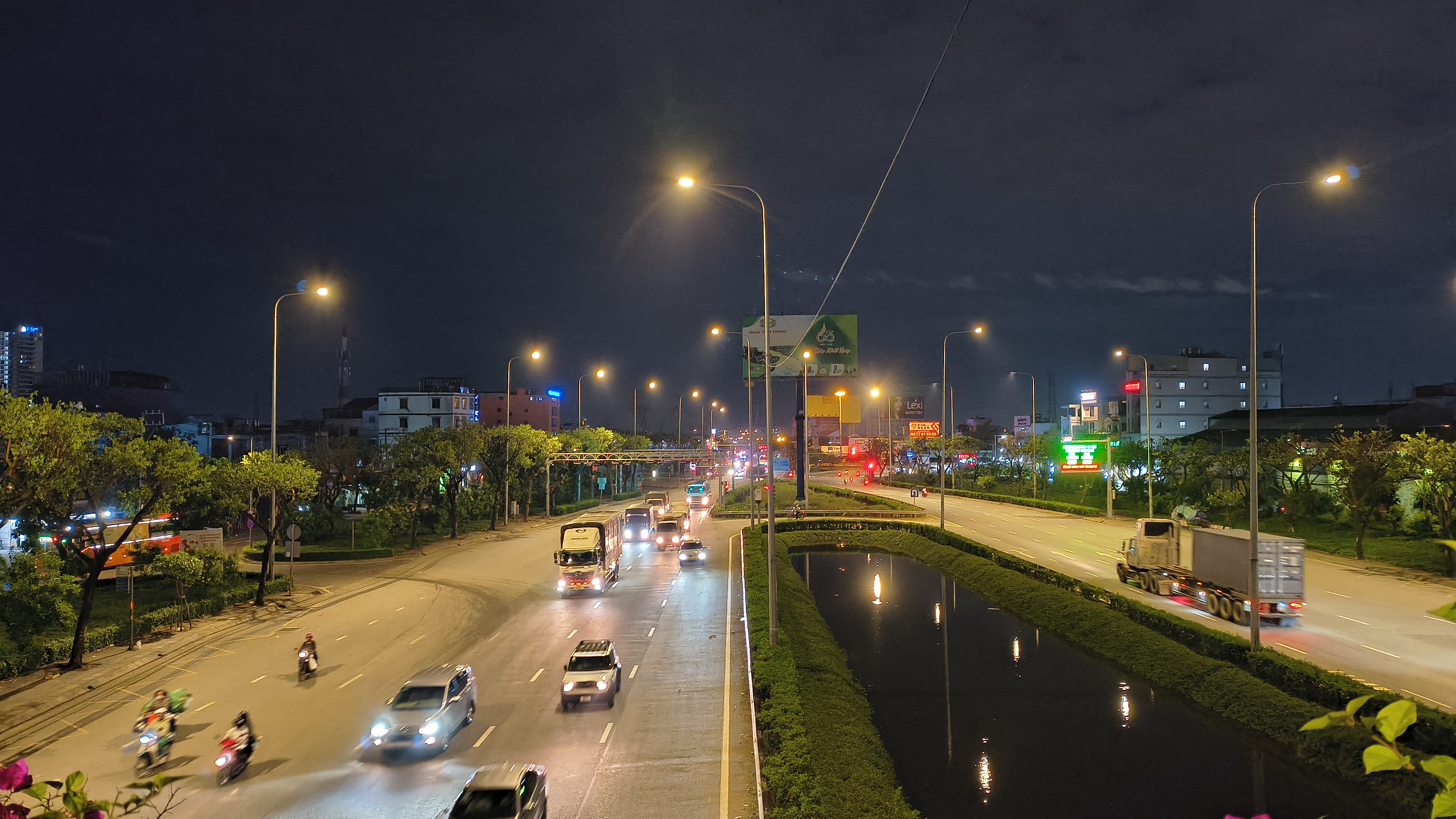 Đánh Giá Motorola Razr 60 5G: Có Mới Mẻ, Nhưng Vẫn Thiếu Chút Xíu Để Hoàn Hảo