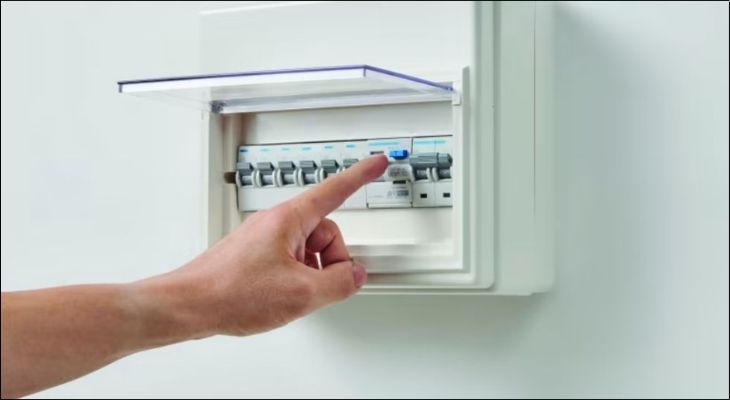 Tắt điều hòa bằng điều khiển, sau đó ngắt aptomat (cầu dao điện) cấp cho điều hòa