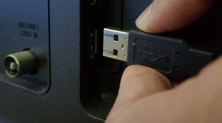 Bạn có thể dễ dàng điều khiển tivi bằng chuột hoặc bàn phím qua cổng USB