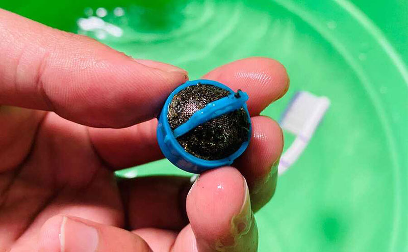 Cặn bẩn bám kín lưới lọc làm nước không vào máy, gây tắc nghẽn và báo lỗi E1