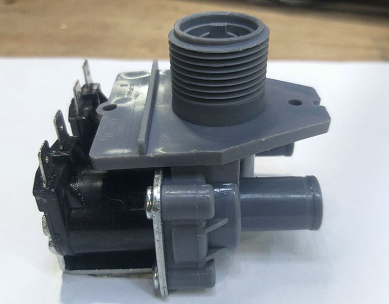 Nguồn nước yếu, cạn hoặc quên mở vòi khiến máy không nhận nước và báo lỗi E1