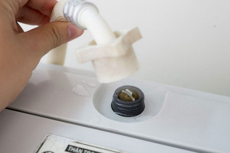 Hướng dẫn xử lý lỗi E1 tại nhà: kiểm tra lại nguồn nước, mở vòi cấp và vệ sinh sạch lưới lọc van nước