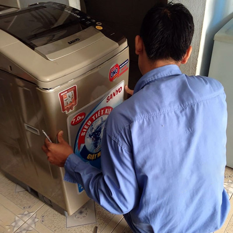 Gọi thợ khi đã vệ sinh lưới lọc nhưng máy vẫn báo lỗi, hoặc bạn không có dụng cụ và kỹ thuật để kiểm tra sâu hơn