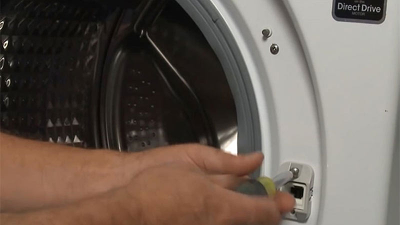 Cửa máy không chốt khóa hoặc kẹt không mở được sau khi lỗi xuất hiện, khiến chu trình giặt bị gián đoạn