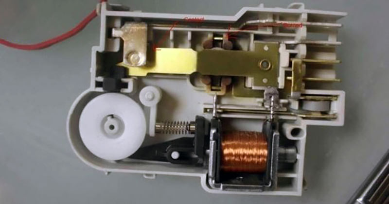 Công tắc cửa bị mòn, kẹt hoặc quá nhiệt khiến máy không nhận tín hiệu khóa và báo lỗi DE2