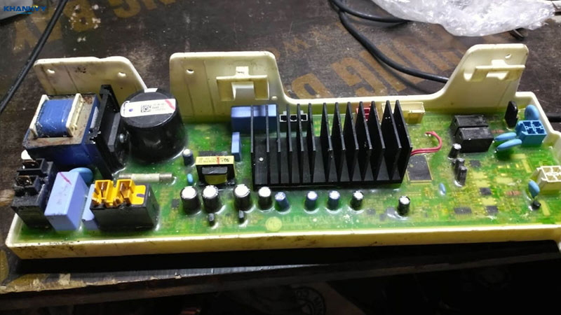 Bo mạch gặp trục trặc ở phần xử lý tín hiệu khóa cửa khiến máy báo lỗi DE2 dù cửa vẫn hoạt động