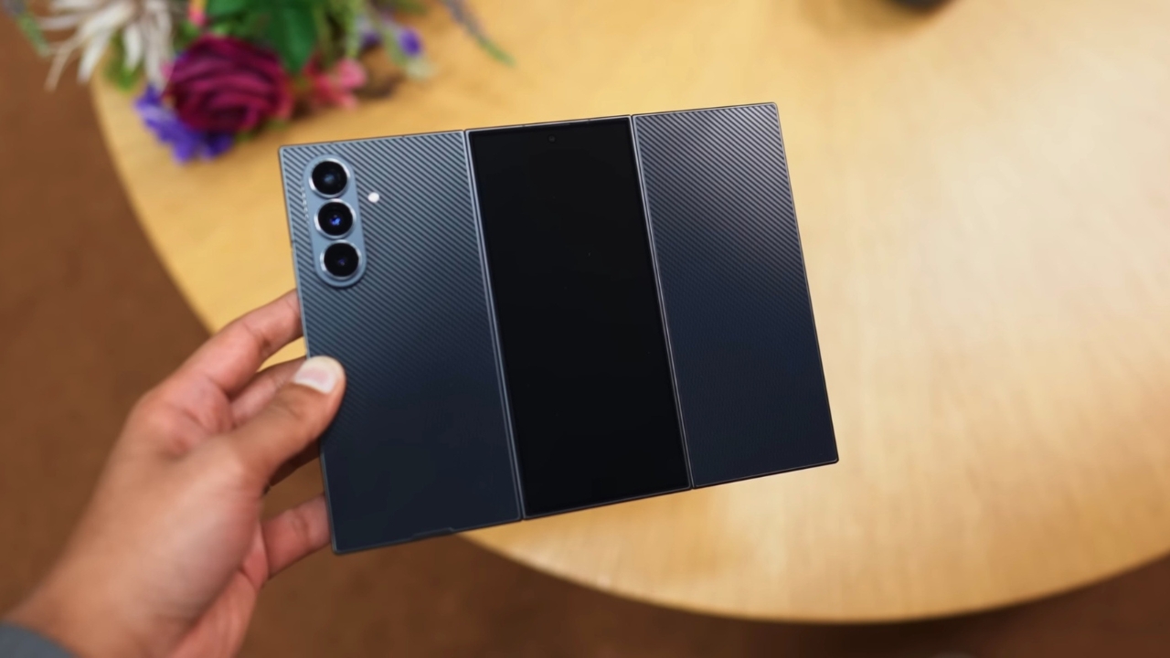 Trên Tay Samsung Galaxy Z Trifold: Điện Thoại Gập Ba Của Samsung Đã Ra Trận