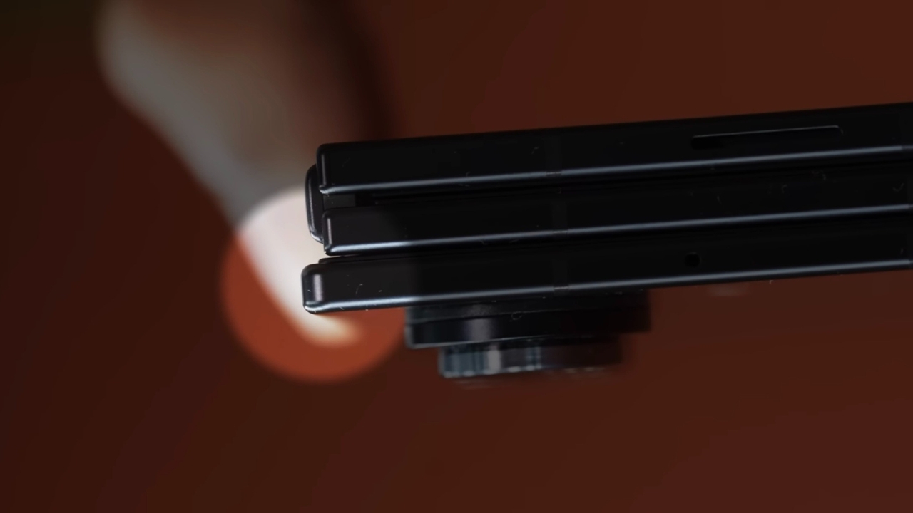 Trên Tay Samsung Galaxy Z Trifold: Điện Thoại Gập Ba Của Samsung Đã Ra Trận