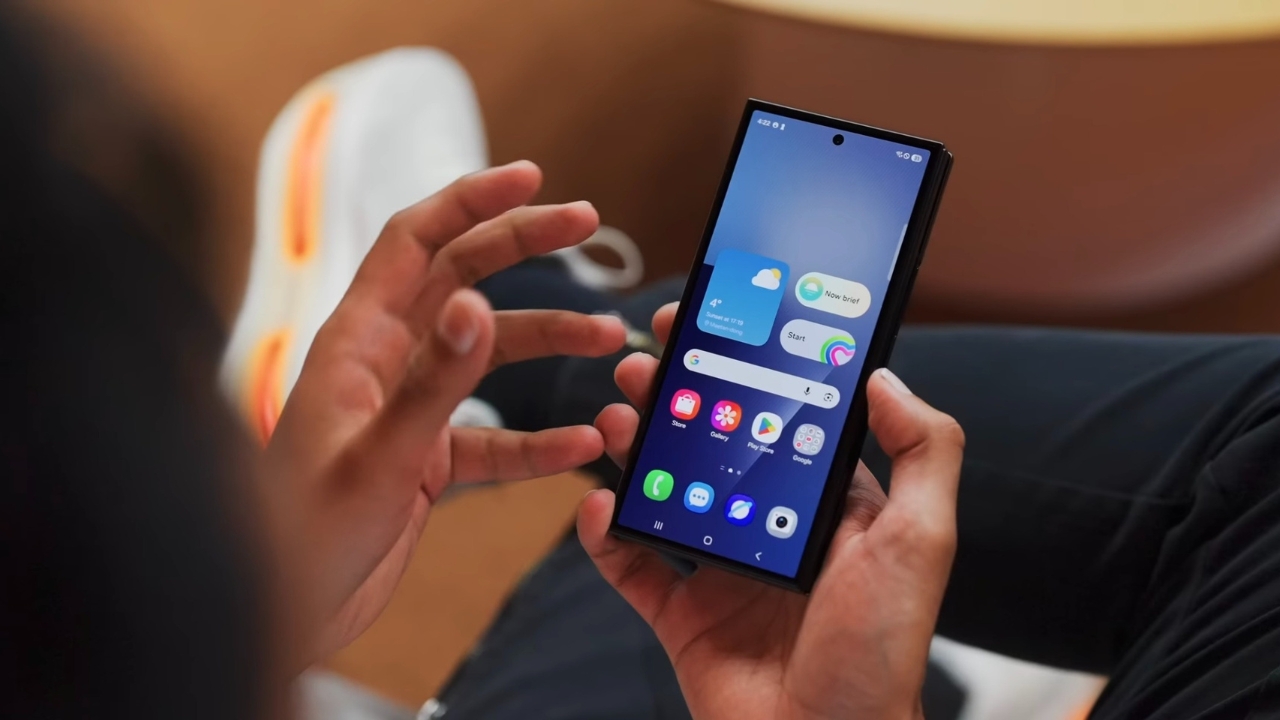 Trên Tay Samsung Galaxy Z Trifold: Điện Thoại Gập Ba Của Samsung Đã Ra Trận