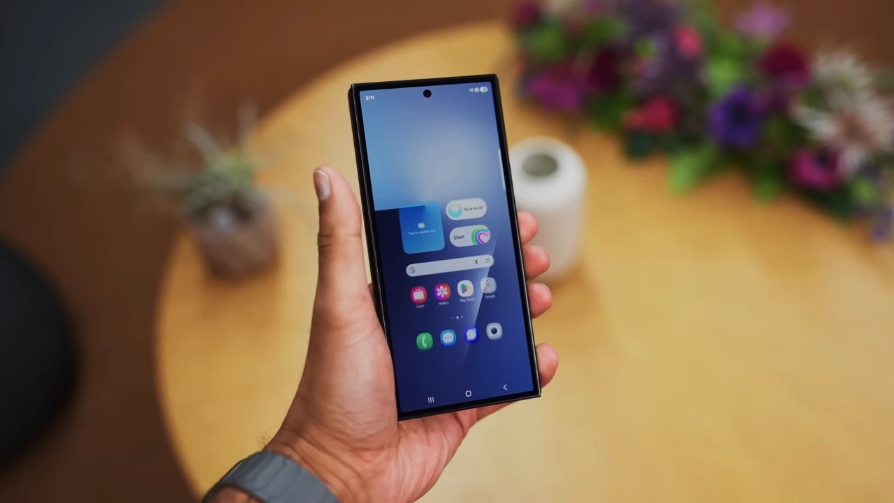 Trên Tay Samsung Galaxy Z Trifold: Điện Thoại Gập Ba Của Samsung Đã Ra Trận