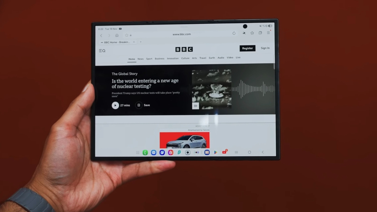 Trên Tay Samsung Galaxy Z Trifold: Điện Thoại Gập Ba Của Samsung Đã Ra Trận
