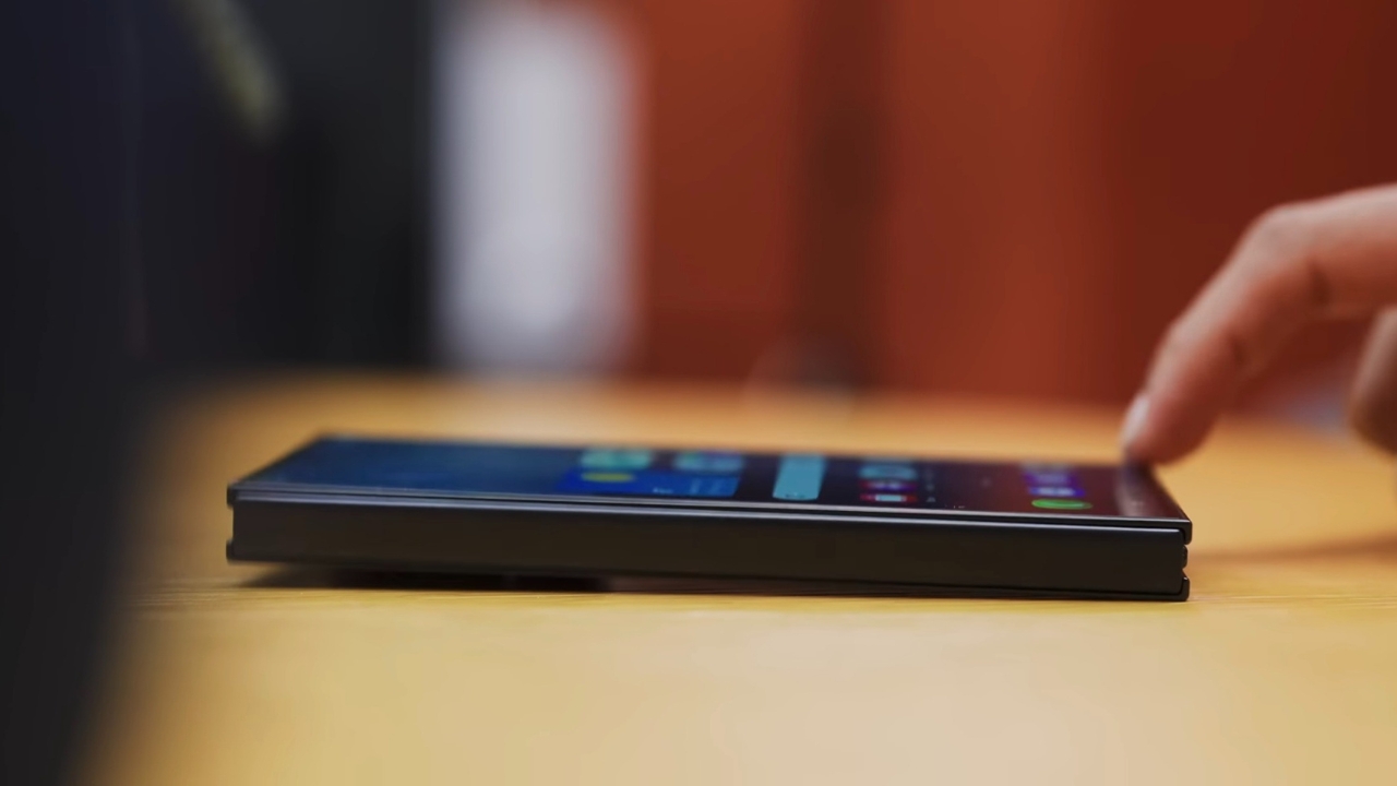 Trên Tay Samsung Galaxy Z Trifold: Điện Thoại Gập Ba Của Samsung Đã Ra Trận