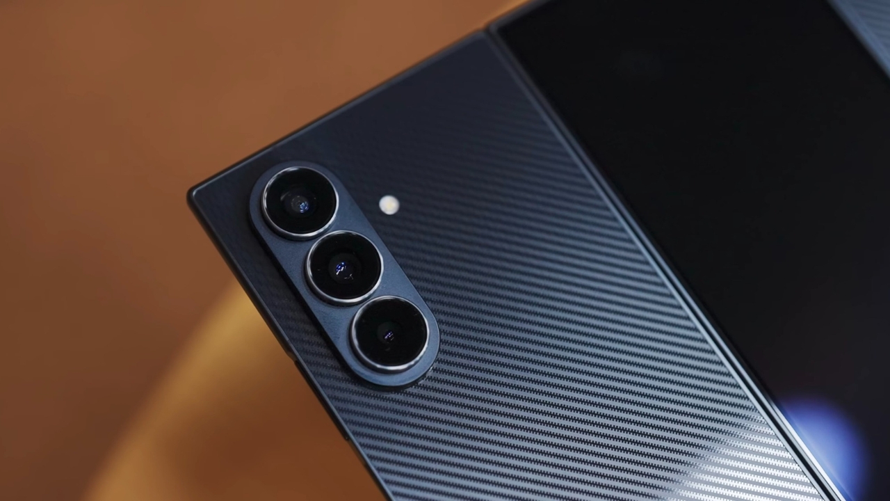 Trên Tay Samsung Galaxy Z Trifold: Điện Thoại Gập Ba Của Samsung Đã Ra Trận