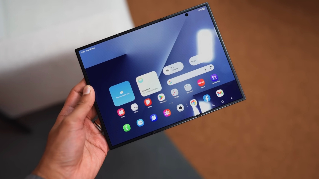 Trên Tay Samsung Galaxy Z Trifold: Điện Thoại Gập Ba Của Samsung Đã Ra Trận