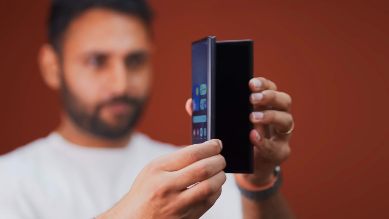 Trên Tay Samsung Galaxy Z Trifold: Điện Thoại Gập Ba Của Samsung Đã Ra Trận