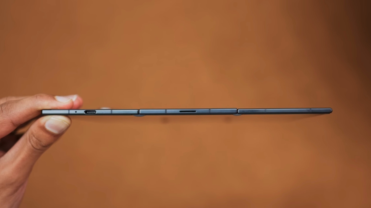 Trên Tay Samsung Galaxy Z Trifold: Điện Thoại Gập Ba Của Samsung Đã Ra Trận