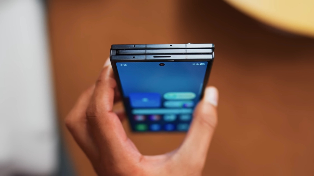 Trên Tay Samsung Galaxy Z Trifold: Điện Thoại Gập Ba Của Samsung Đã Ra Trận