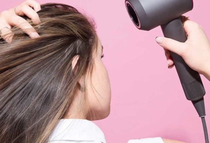 Sấy ngược chân tóc giúp tạo độ phồng tự nhiên Sấy ngược chân tóc giúp tạo độ phồng tự nhiên