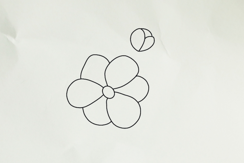 Bước 1: Vẽ cánh hoa đào