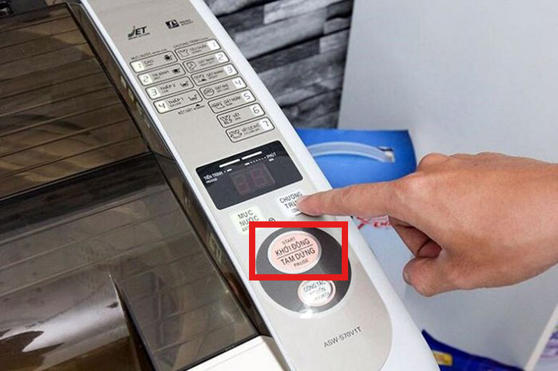 Tắt máy, mở kiểm tra mép nắp xem có vật kẹt rồi đóng chặt 