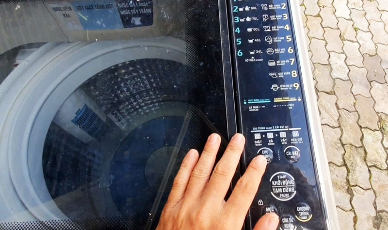 Kiểm tra viên nam châm trên nắp còn đủ từ tính hay không bằng cách thử hút nhẹ với vật kim loại