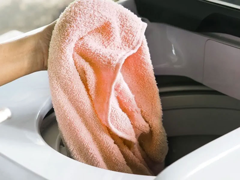 Lau sạch khu vực công tắc cửa, loại bỏ bụi bẩn và ẩm để cảm biến nhận tín hiệu đóng nắp ổn định