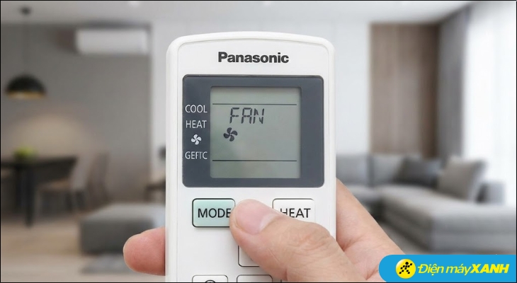 Khi bật chế độ Fan, block (máy nén) của máy lạnh không chạy nên không thể tạo ra hơi lạnh