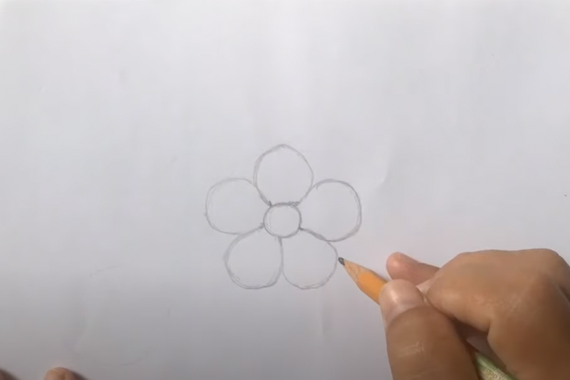Bước 2: Vẽ rõ từng cánh hoa Bước 2: Vẽ rõ từng cánh hoa