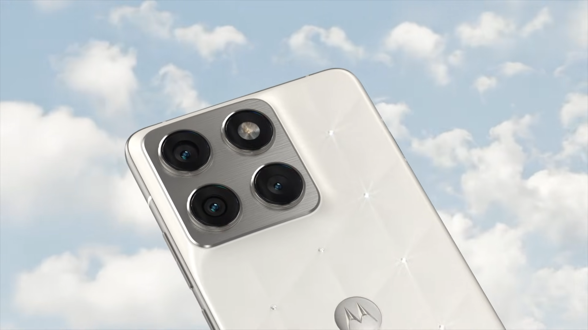 Motorola Edge 70 Cloud Dancer Swarovski Edition