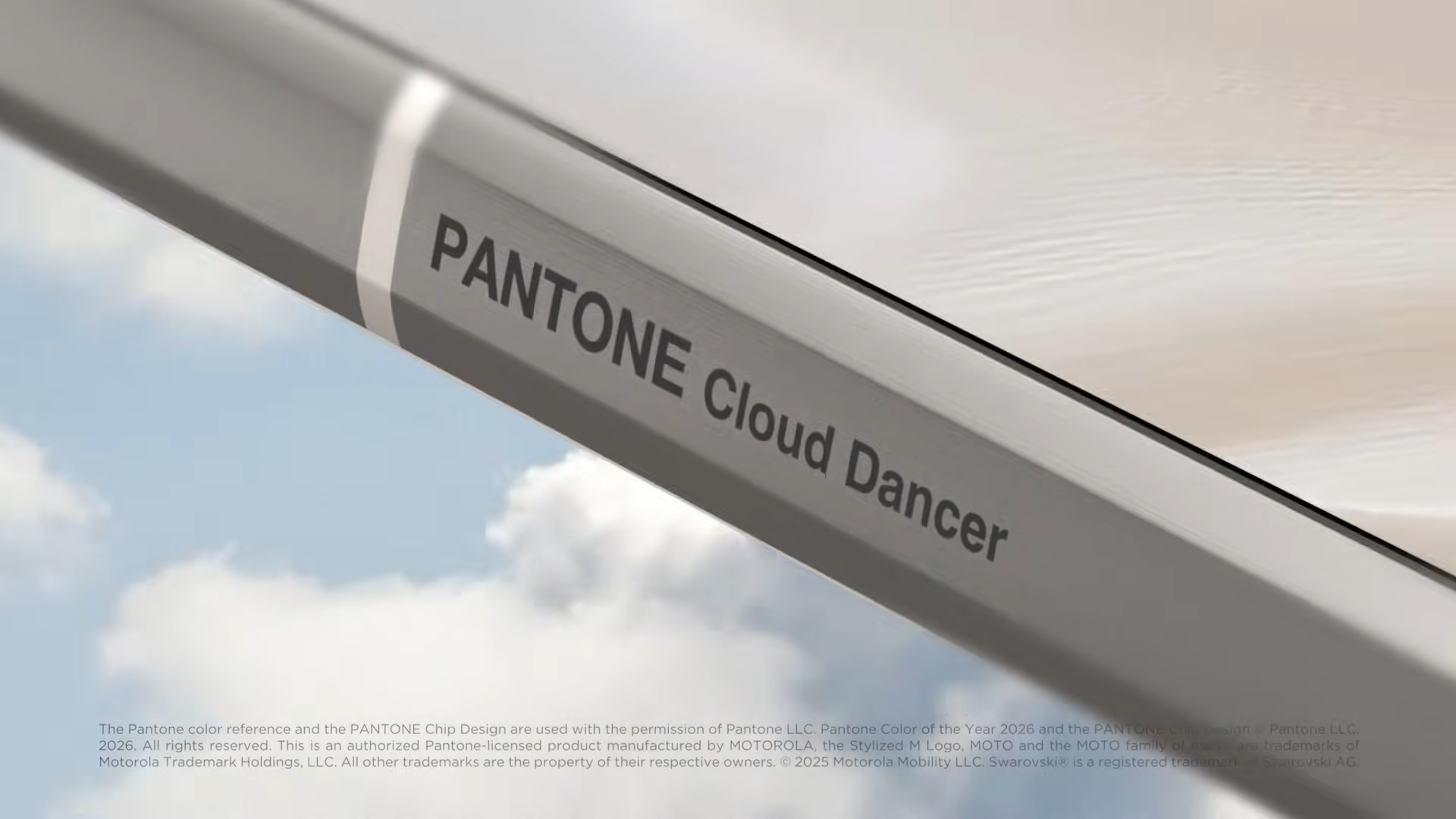 Motorola Edge 70 Cloud Dancer Swarovski Edition