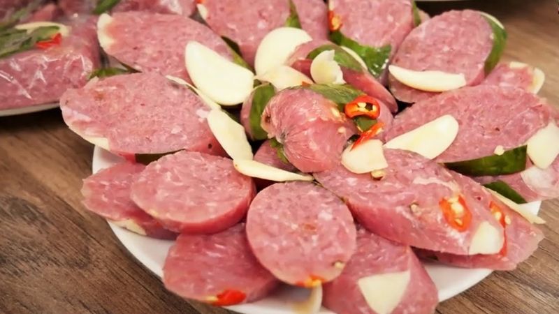 Nem chua là món ăn “nhâm nhi” tuyệt vời trong Tết miền Trung,