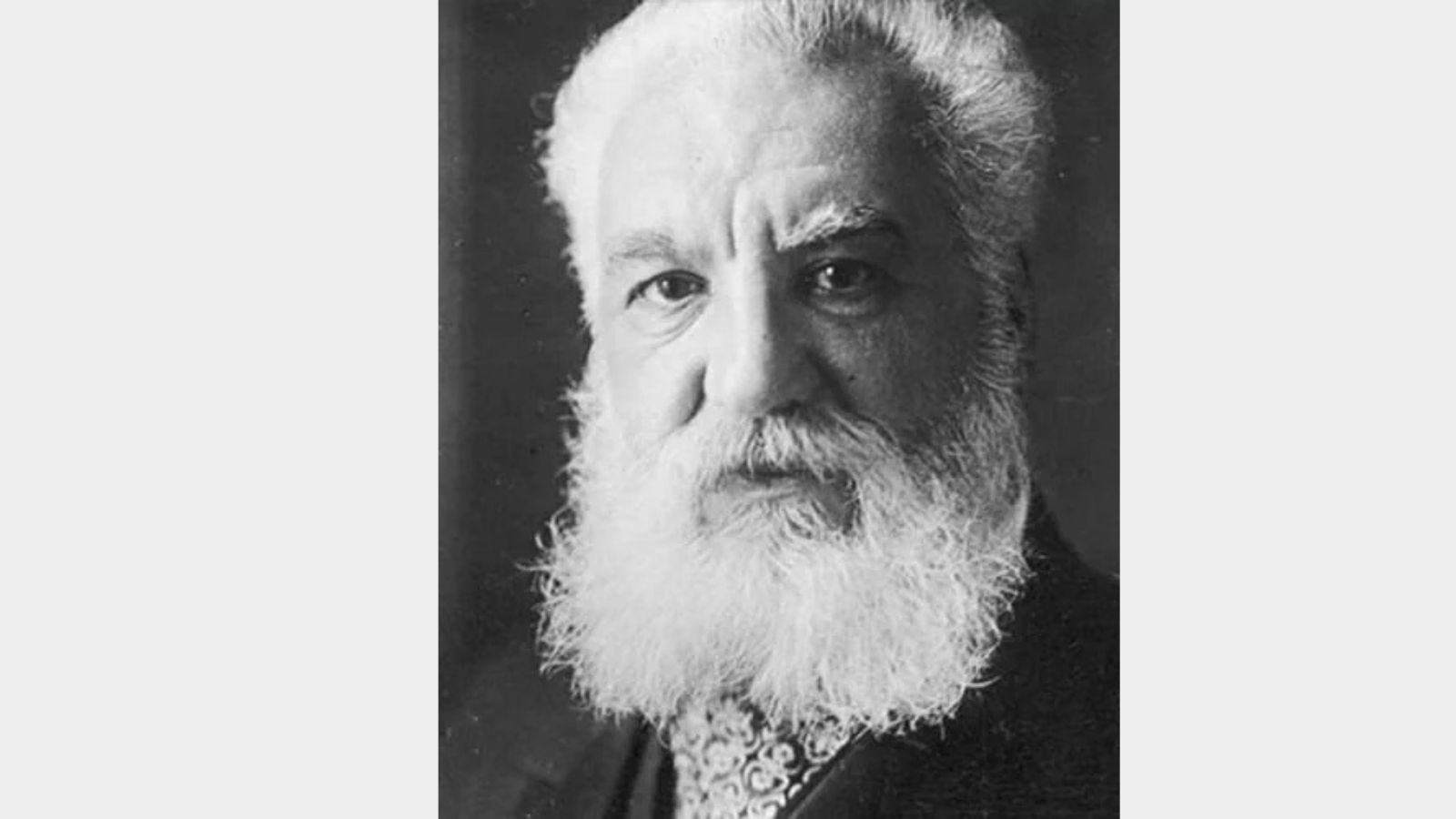 Ch&acirc;n dung Alexander Graham Bell